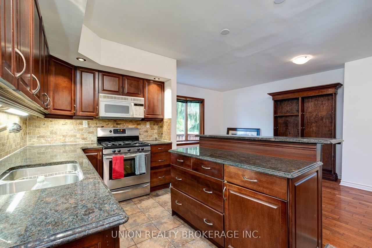 40 Red Deer Ave
