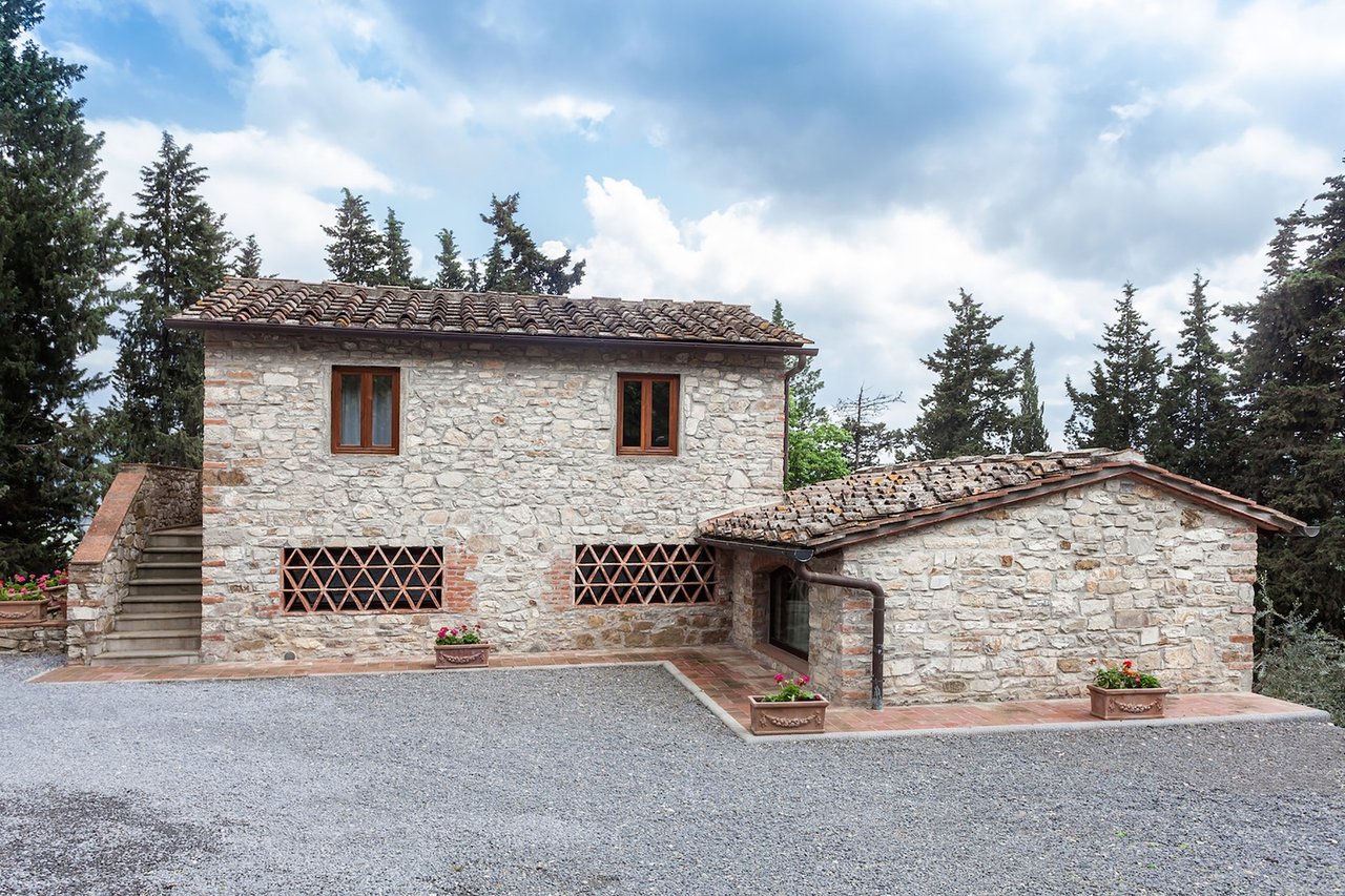 High End Country Villa With Apartments