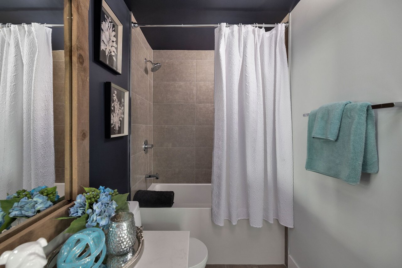720-2450 Old Bronte Road Unit: 720