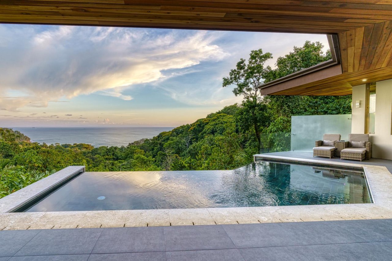 Luxurious Tropical Style Casa Sulit