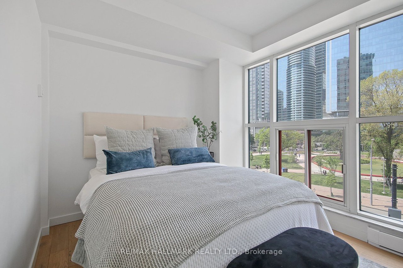 77 Harbour Sq