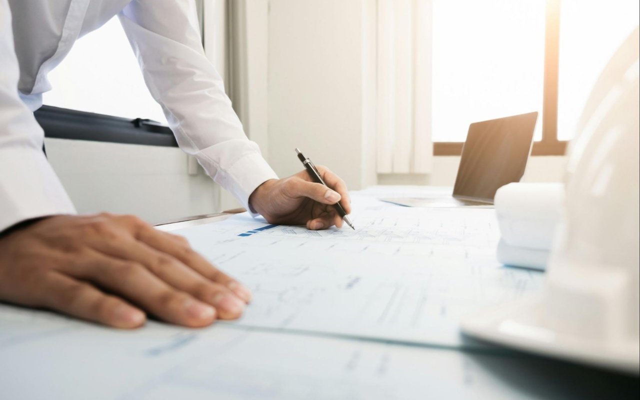 Should You Hire a Contractor or Do It Yourself?