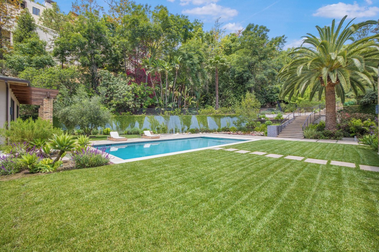 Bowmont Dr, 90210