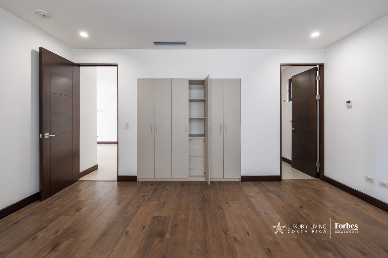 21475 - Modern apartment, 4 bedrooms + maid's quarters in Escazu for sale and rent