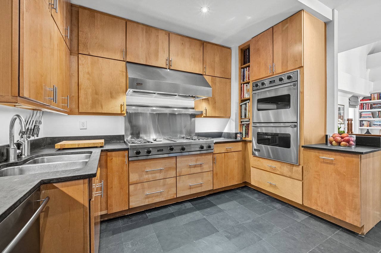 3 Hanover Square, 22B