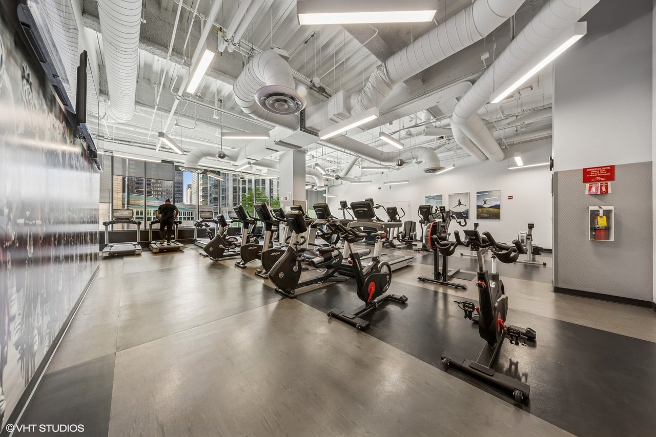 225 N Columbus Dr 7408