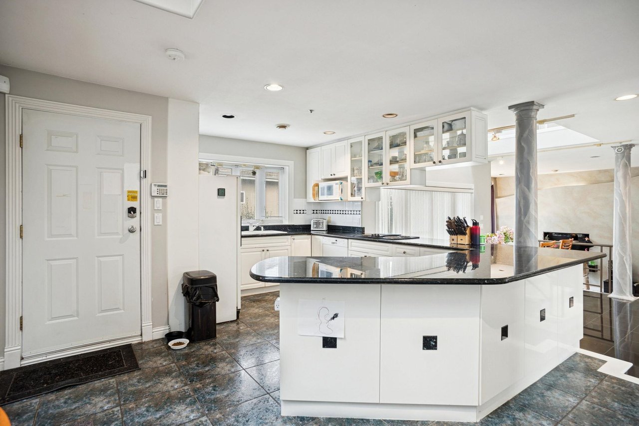 2085 Qualicum Dr