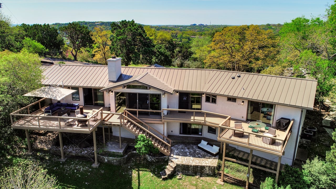 Hilltop Retreat with Panoramic Views