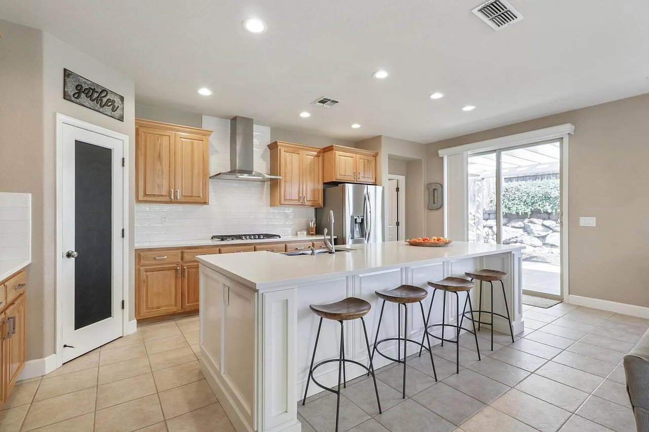 2200 Red Hawk Ct