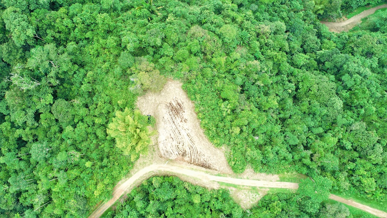 9 acres property with 360 panoramic views and 80m highway frontage
