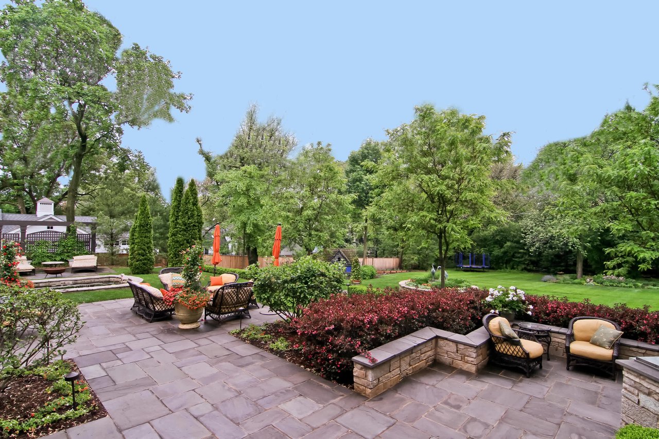 A Spectacular Home to Indulge an Opulent Lifestyle 