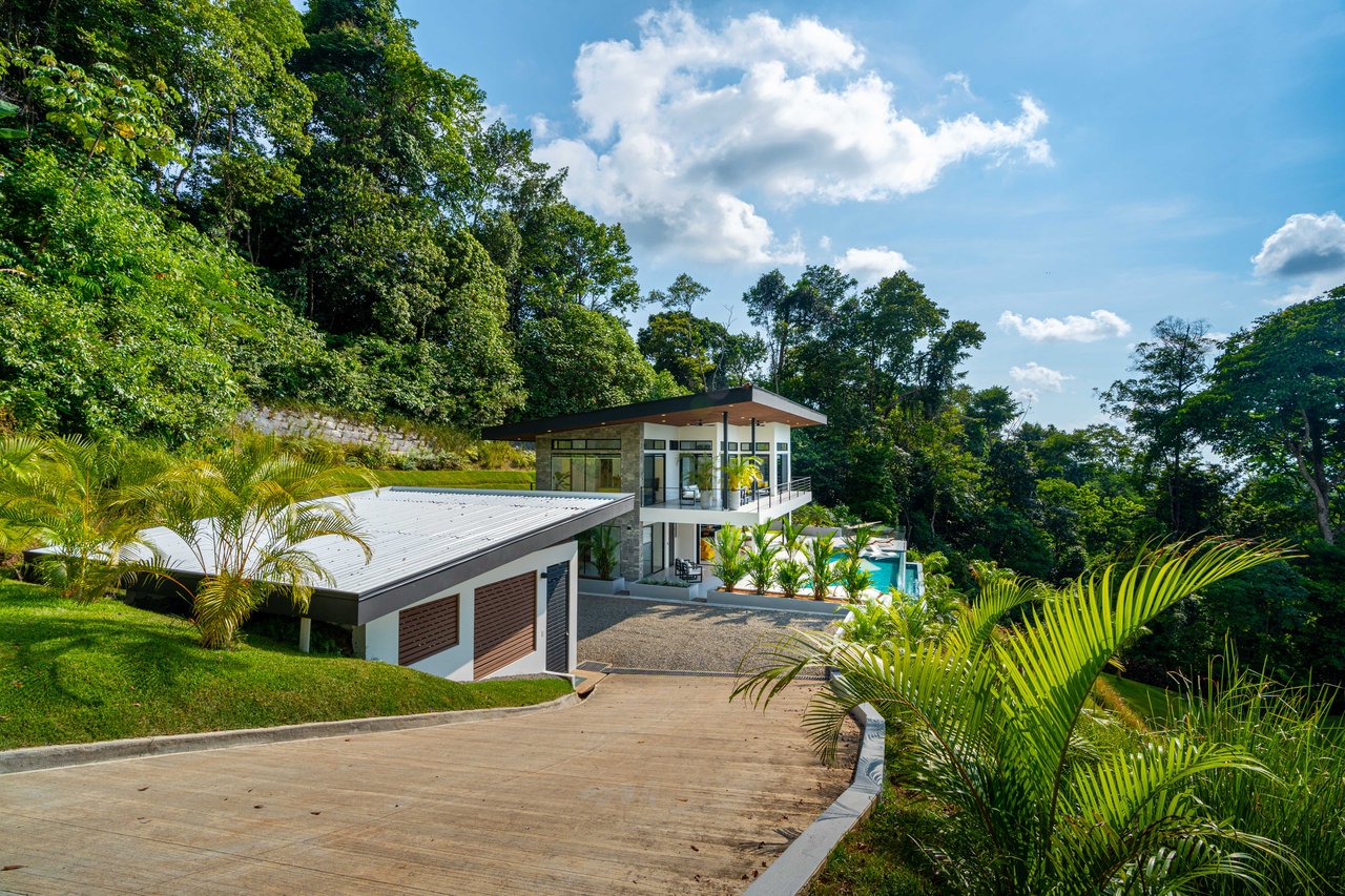 Luxury 4-Bed Home with Ocean & Jungle Views in Ojochal