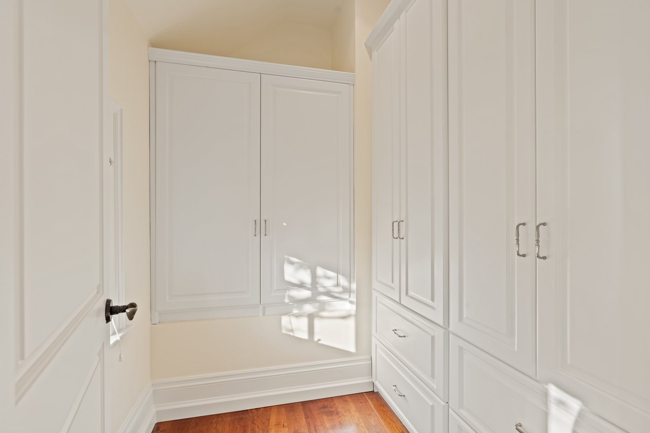 1081 Argyle Drive, Oakville