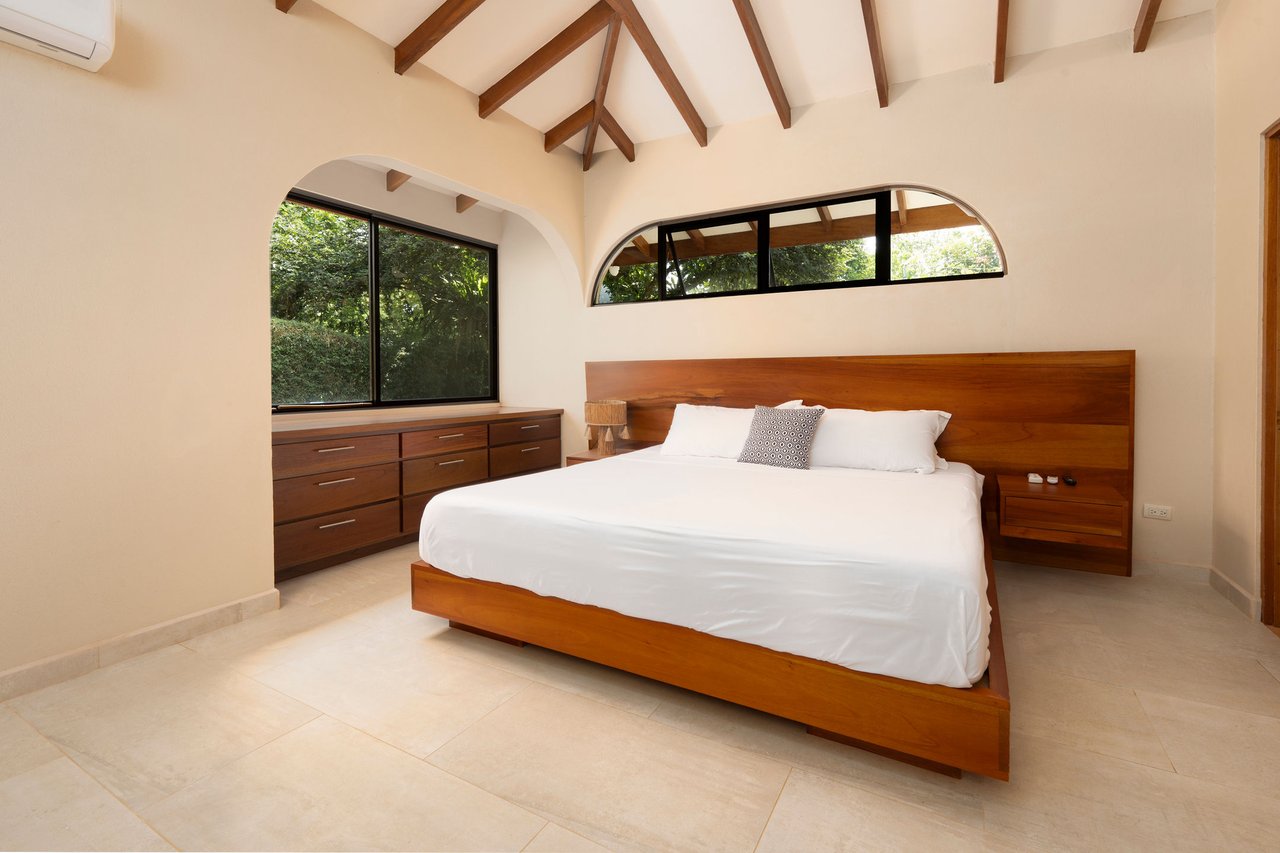 OCEAN AND MOUNTAIN VIEW 3 BEDROOM HOME WITH POOL IN LAGUNAS