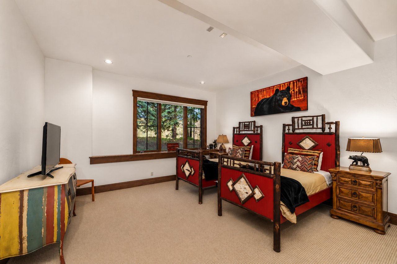 1092 The Summit Trail