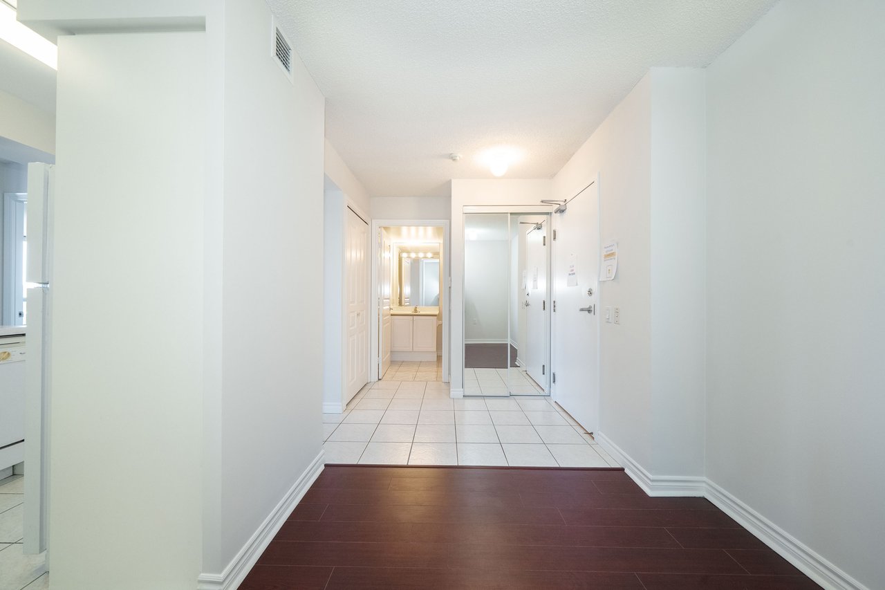 9015 Leslie Street, 807