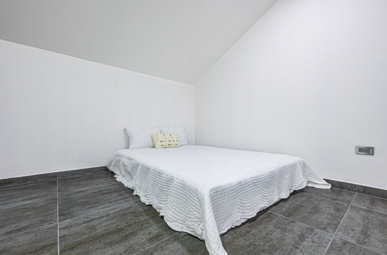 Exceptional 5-Bedroom Residence on Los Laureles Street – Prime Location & Versatile Layout