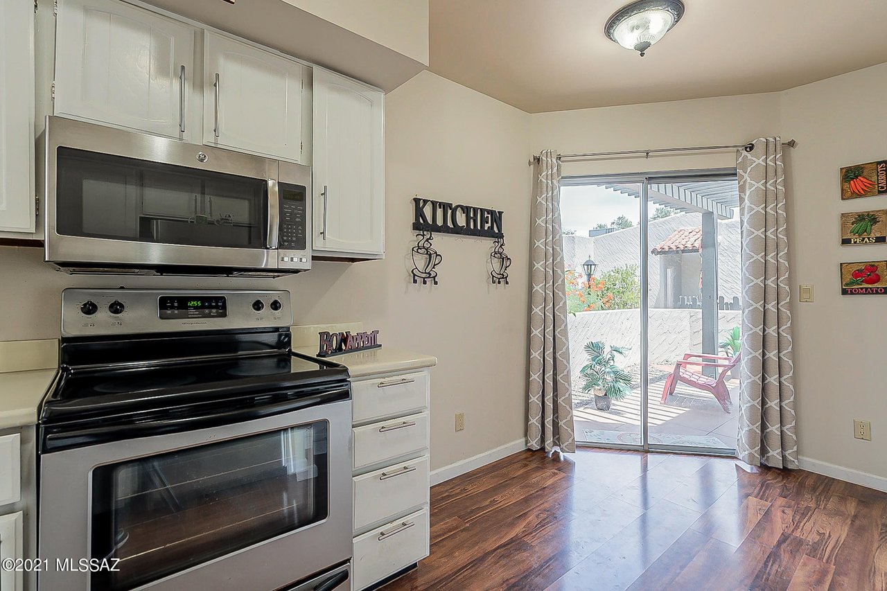 5582 N La Casita Dr