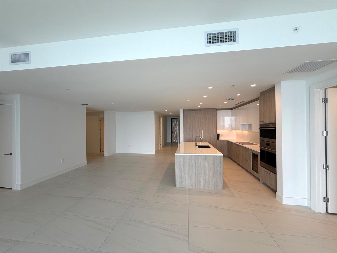 153 N Seabreeze blvd S-2101