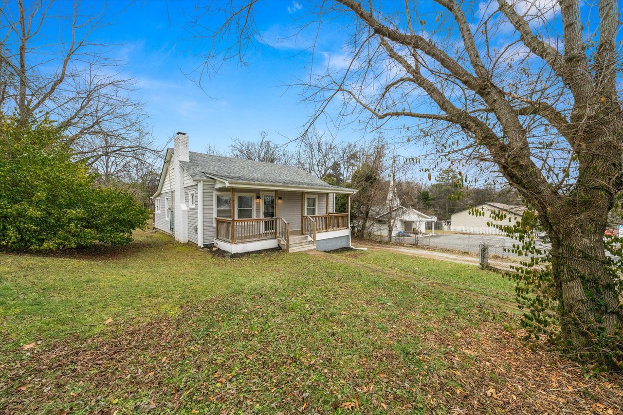 4913 Landbrook Drive: Charming Corner-Lot Cutie! 