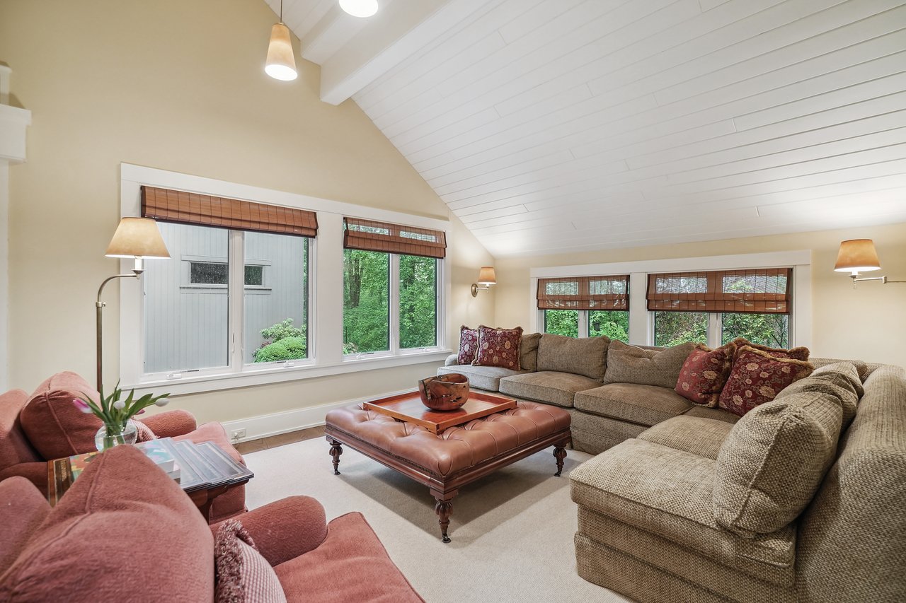 17 Eastwoods Road