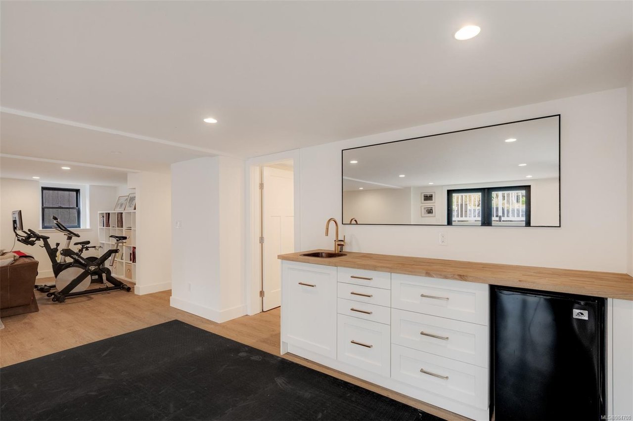 1248 Hewlett Pl