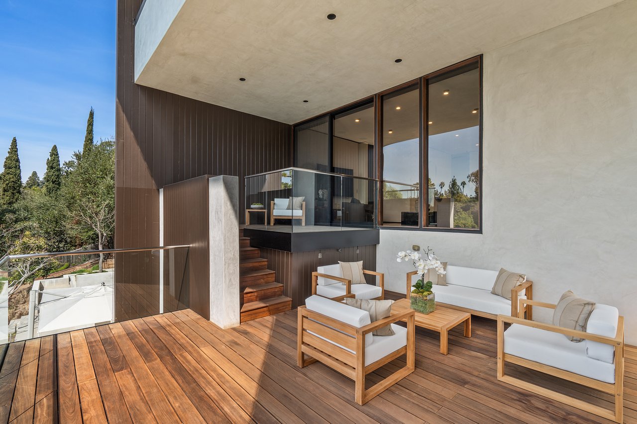  A Beverly Hills Architectural Masterpiece – Where Modern Luxury Meets Timeless Elegance
