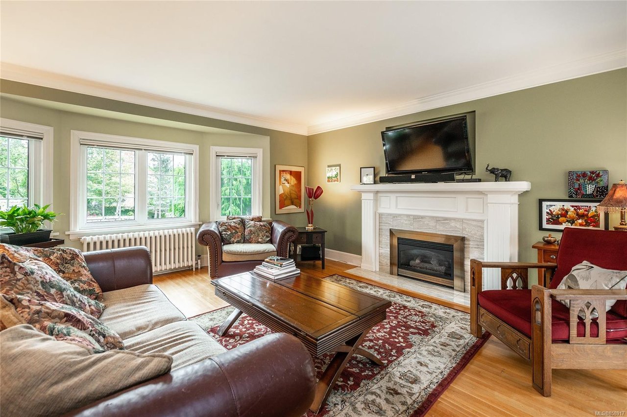 746 Falkland Rd