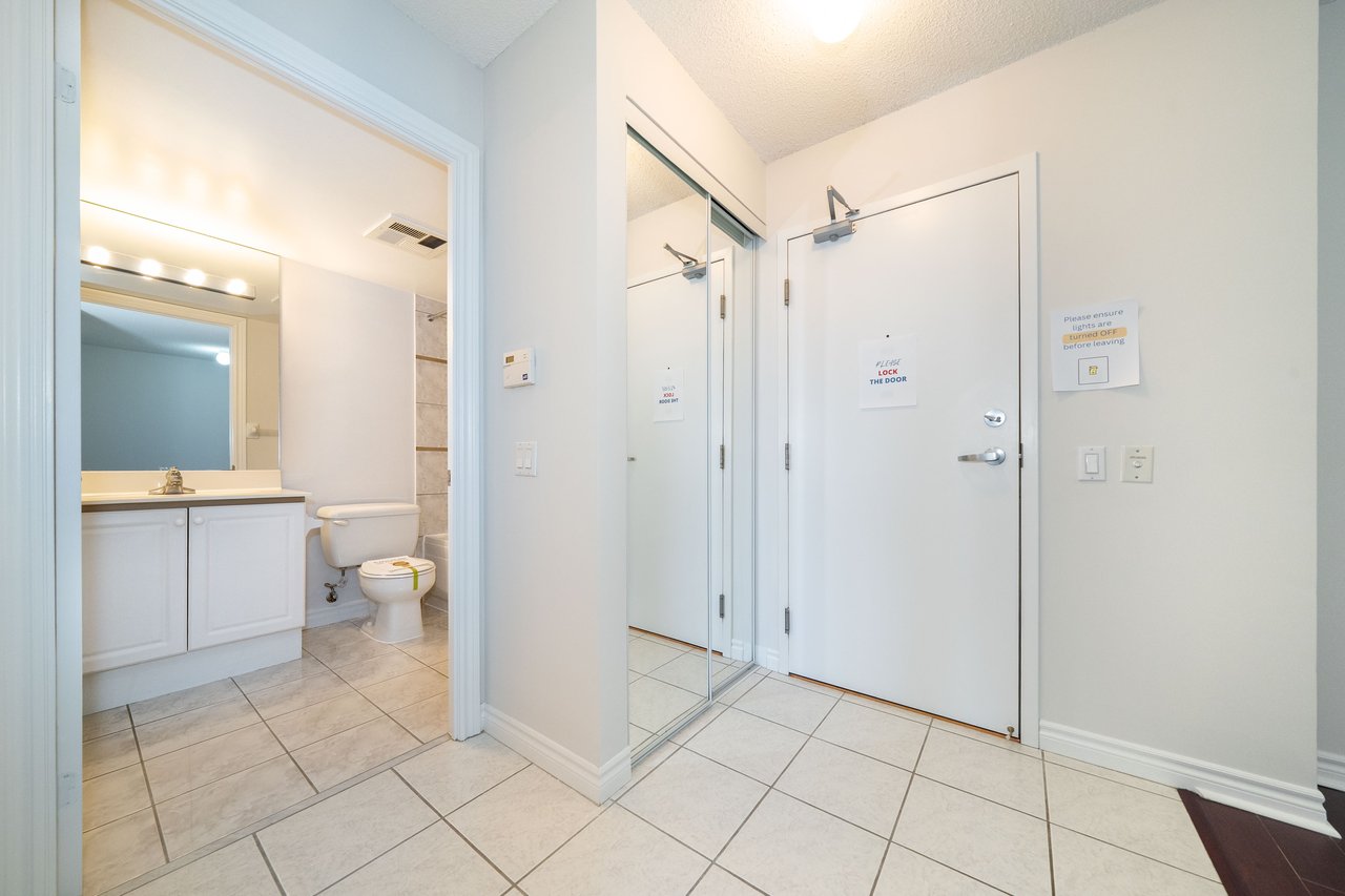 9015 Leslie Street, 807