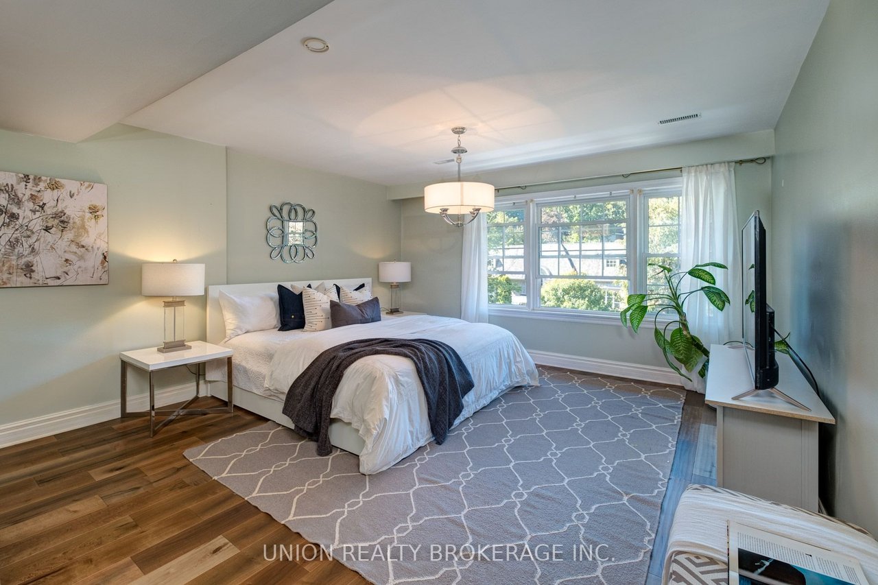 35 Fallingbrook Dr
