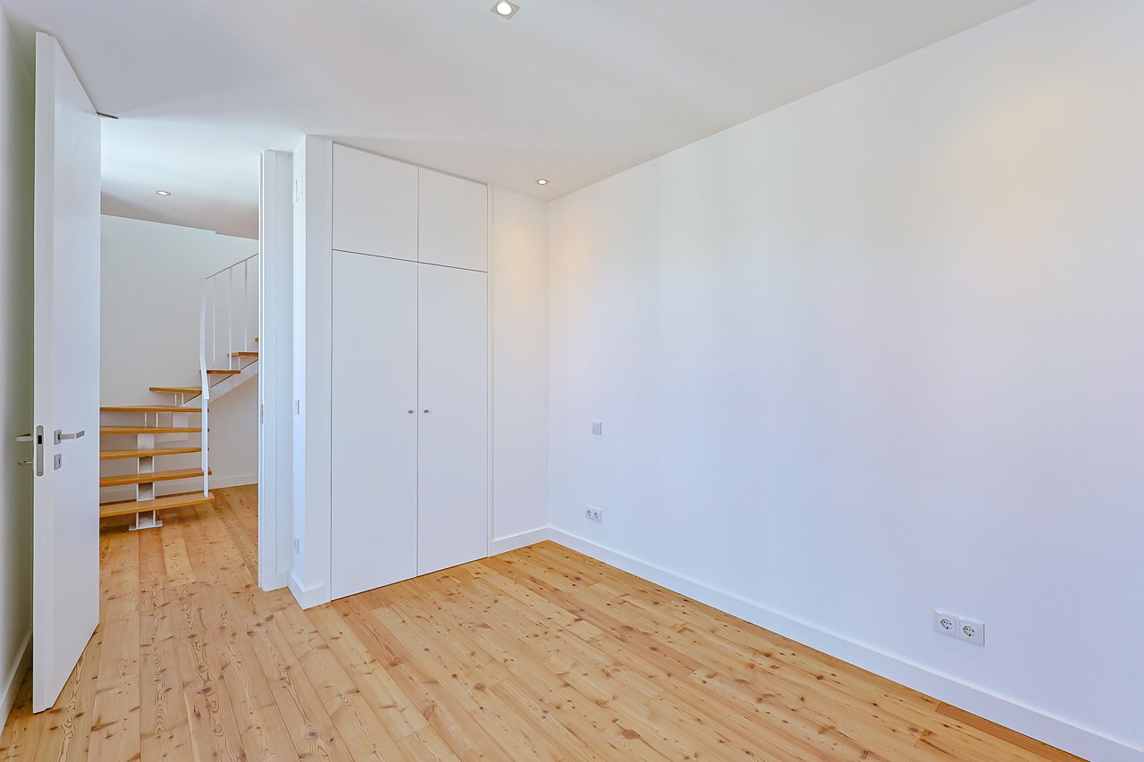 3 Bedroom Duplex with Sea View, Balcony & Private Lift in Monte Estoril