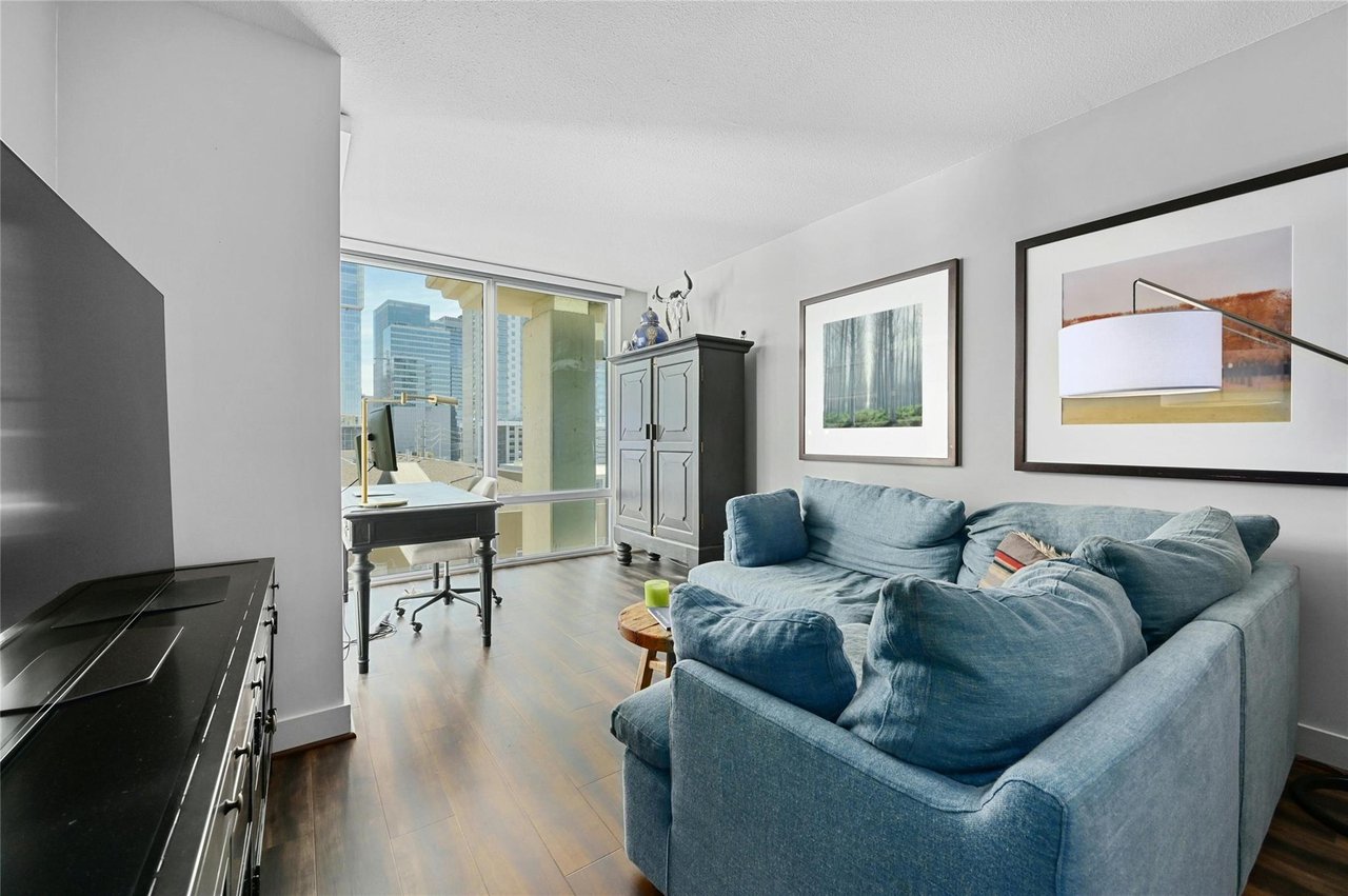 300 Bowie St APT 702