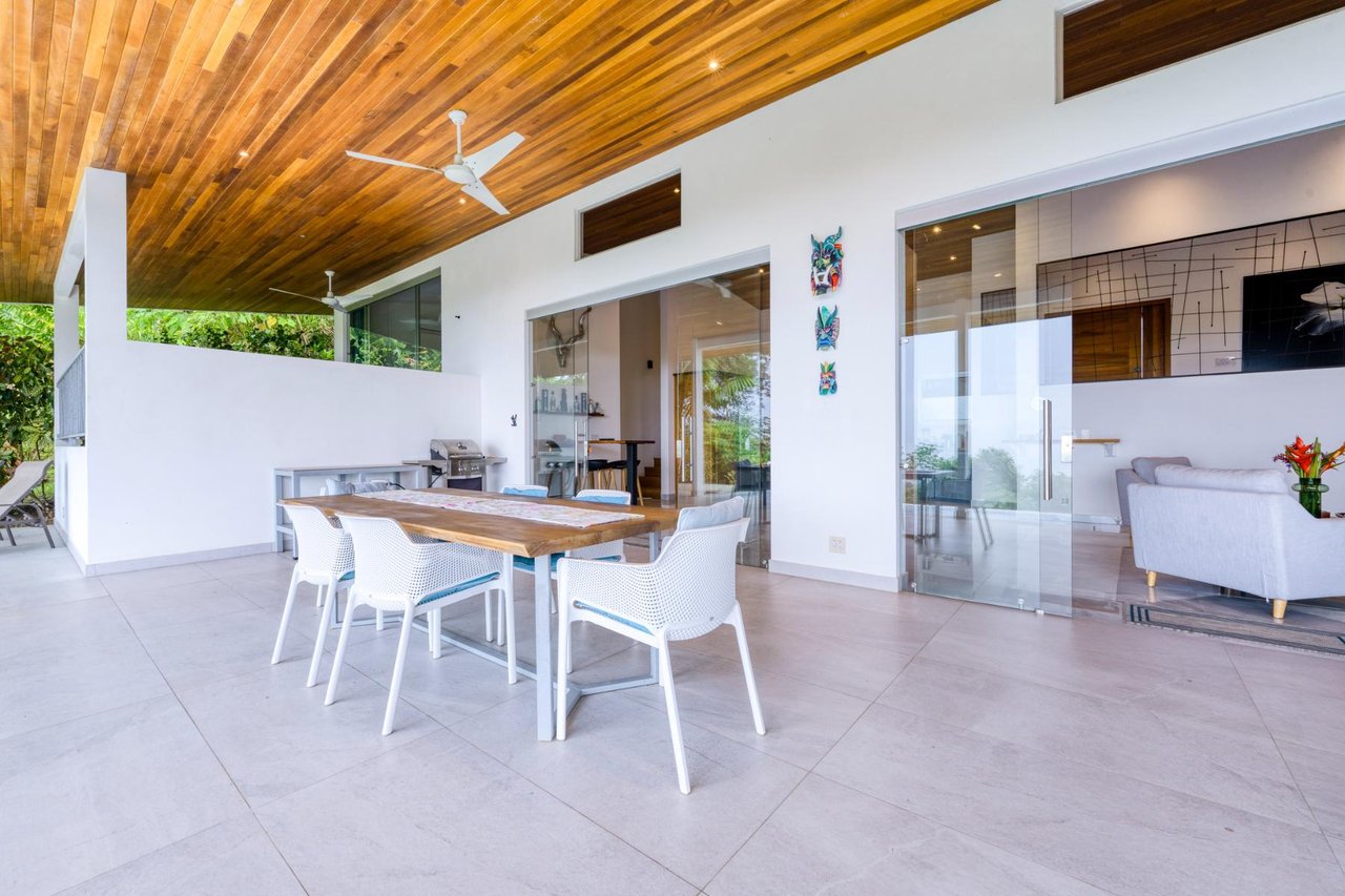 Private Infinity Pool Home, Ojochal, Puntarenas