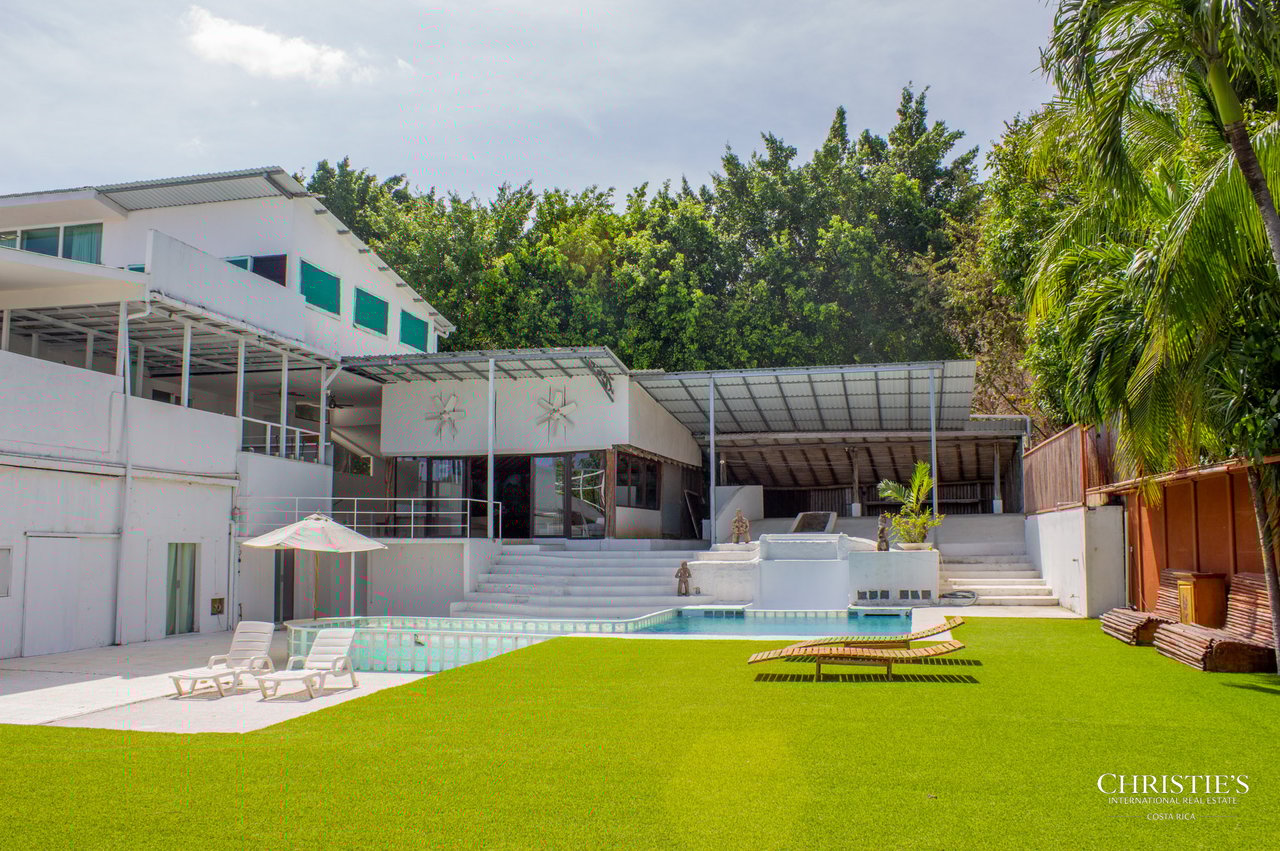 La Mansión Surfside & Beach Club