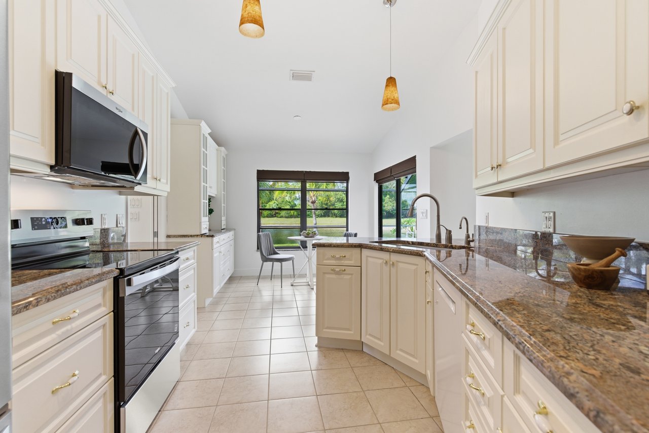 19184 Pine Run Ln - Three Oaks