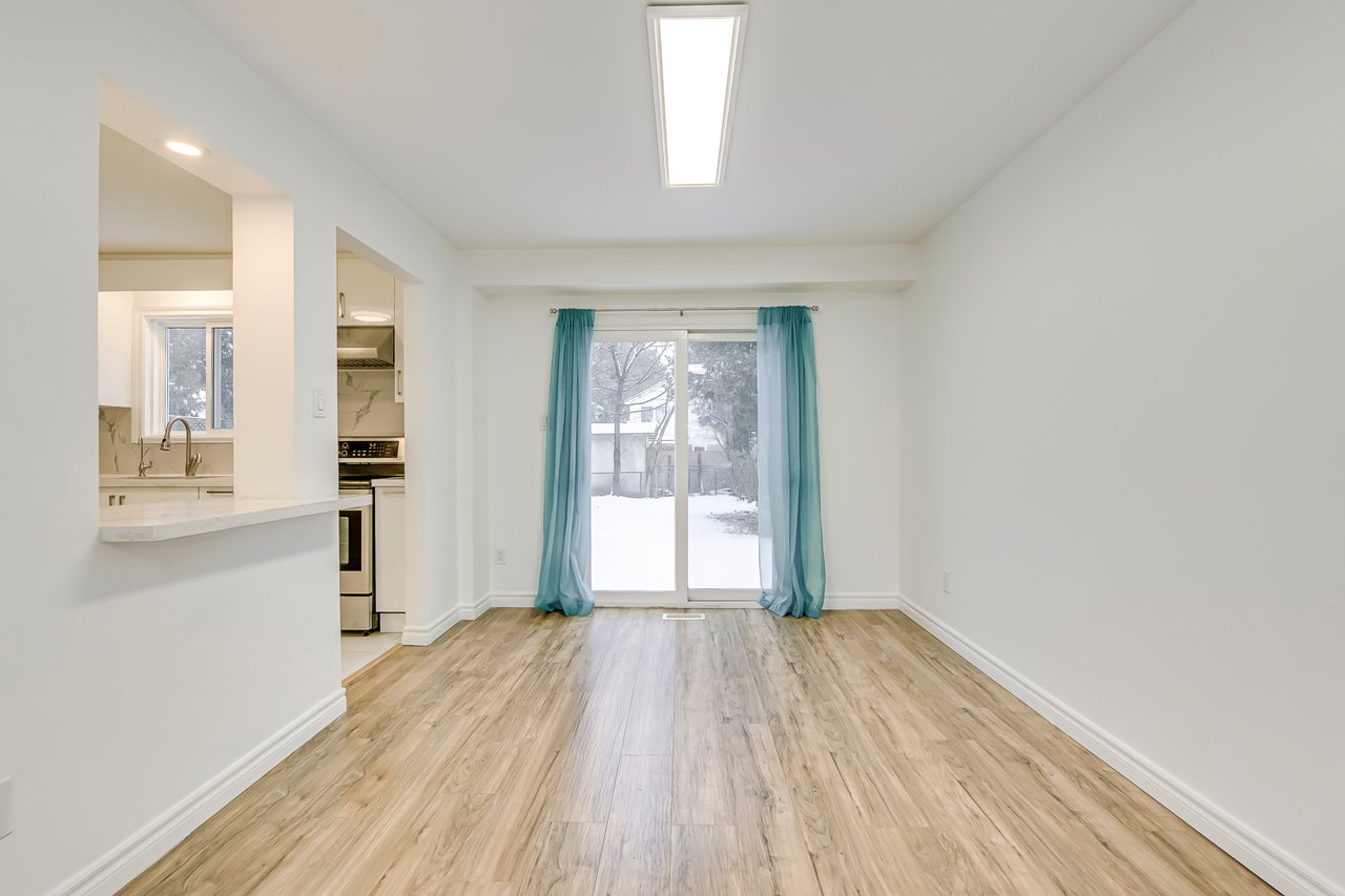 3042 Patrick Cres