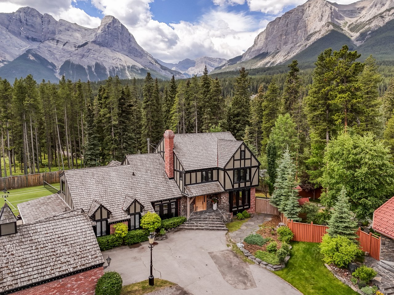 Private Mountain Retreat on Nearly Half an Acre