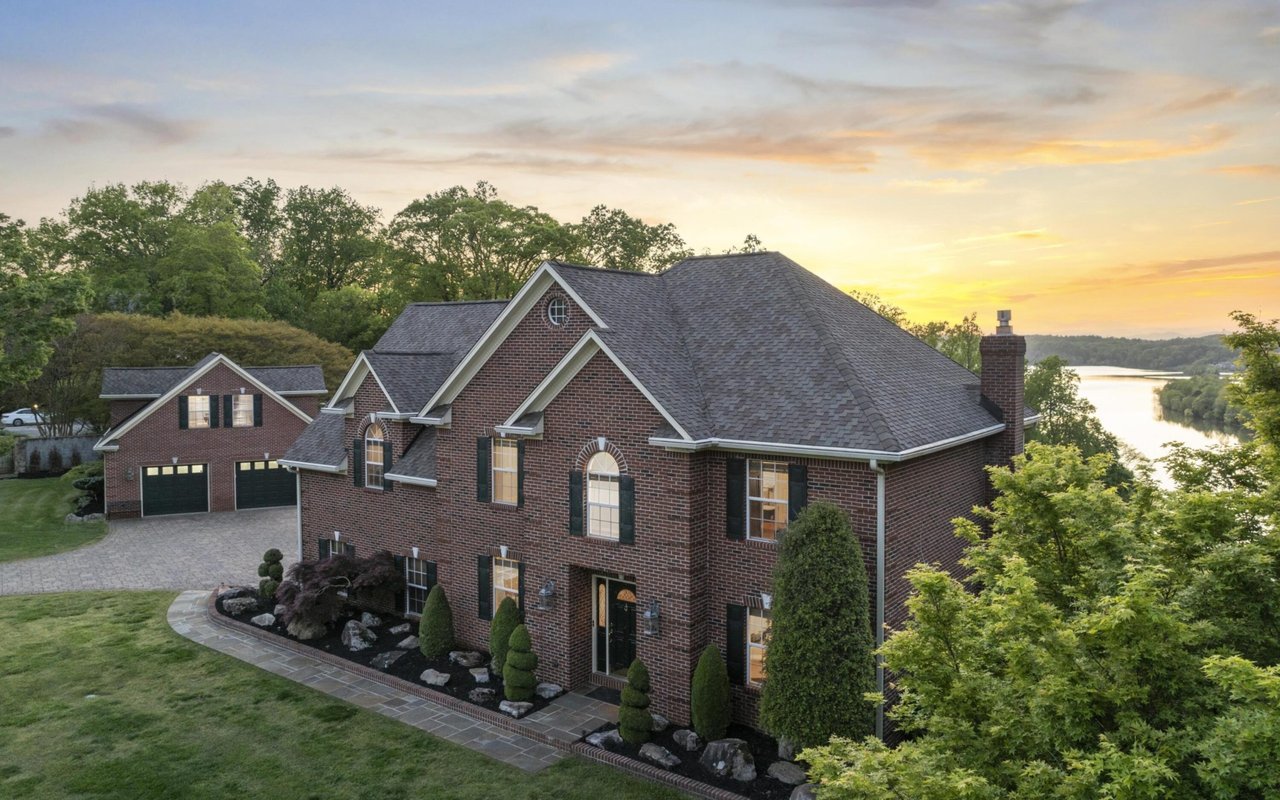 Wallace Luxury Spotlight | 4015 Topside Road Knoxville, TN 37920