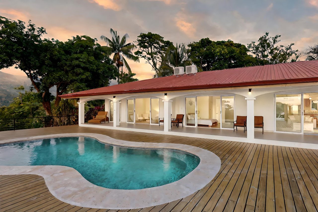 Luxurious Ocean-view Villa:  Your Paradise in Uvita