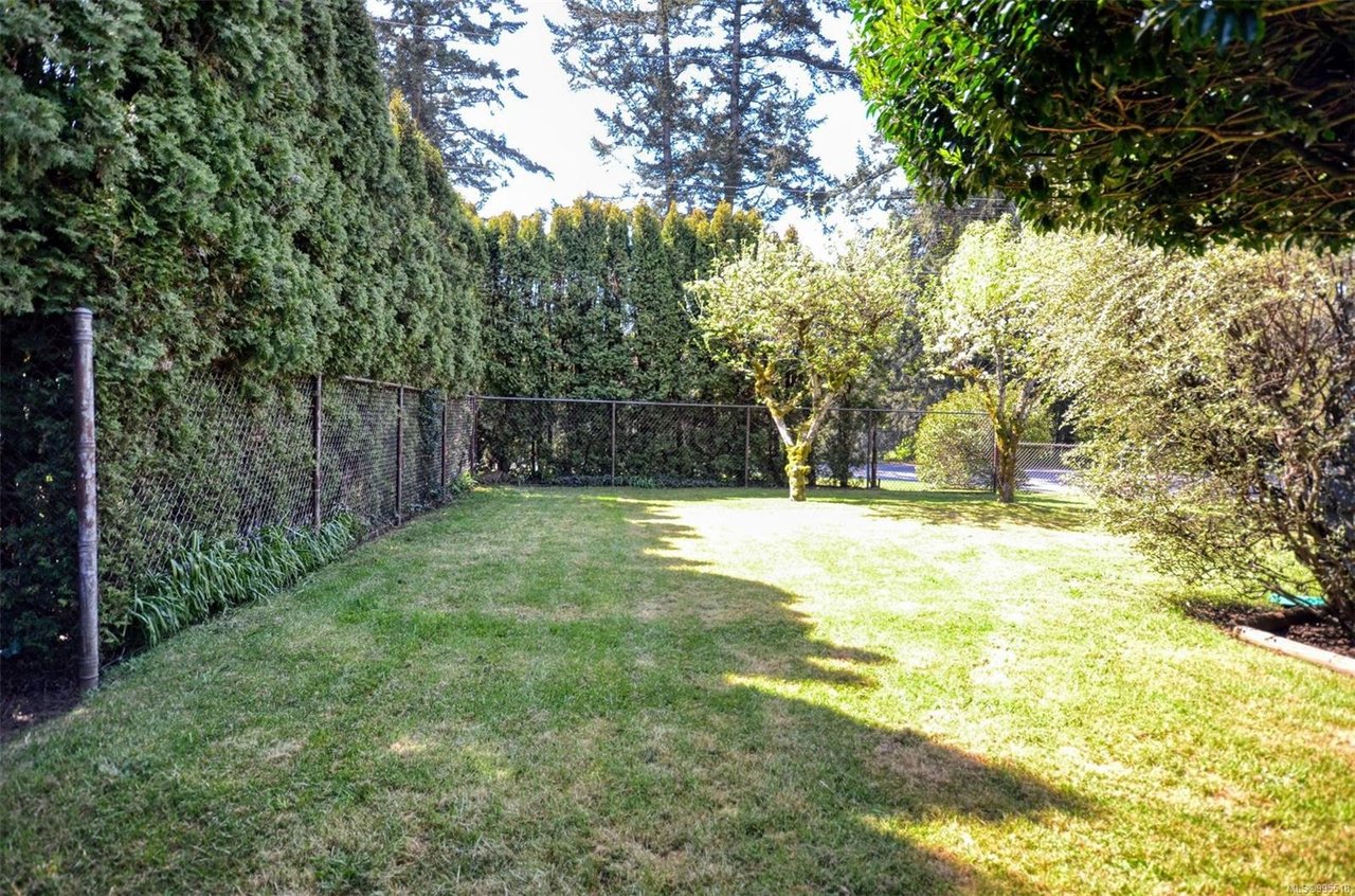 490 Goldstream Ave