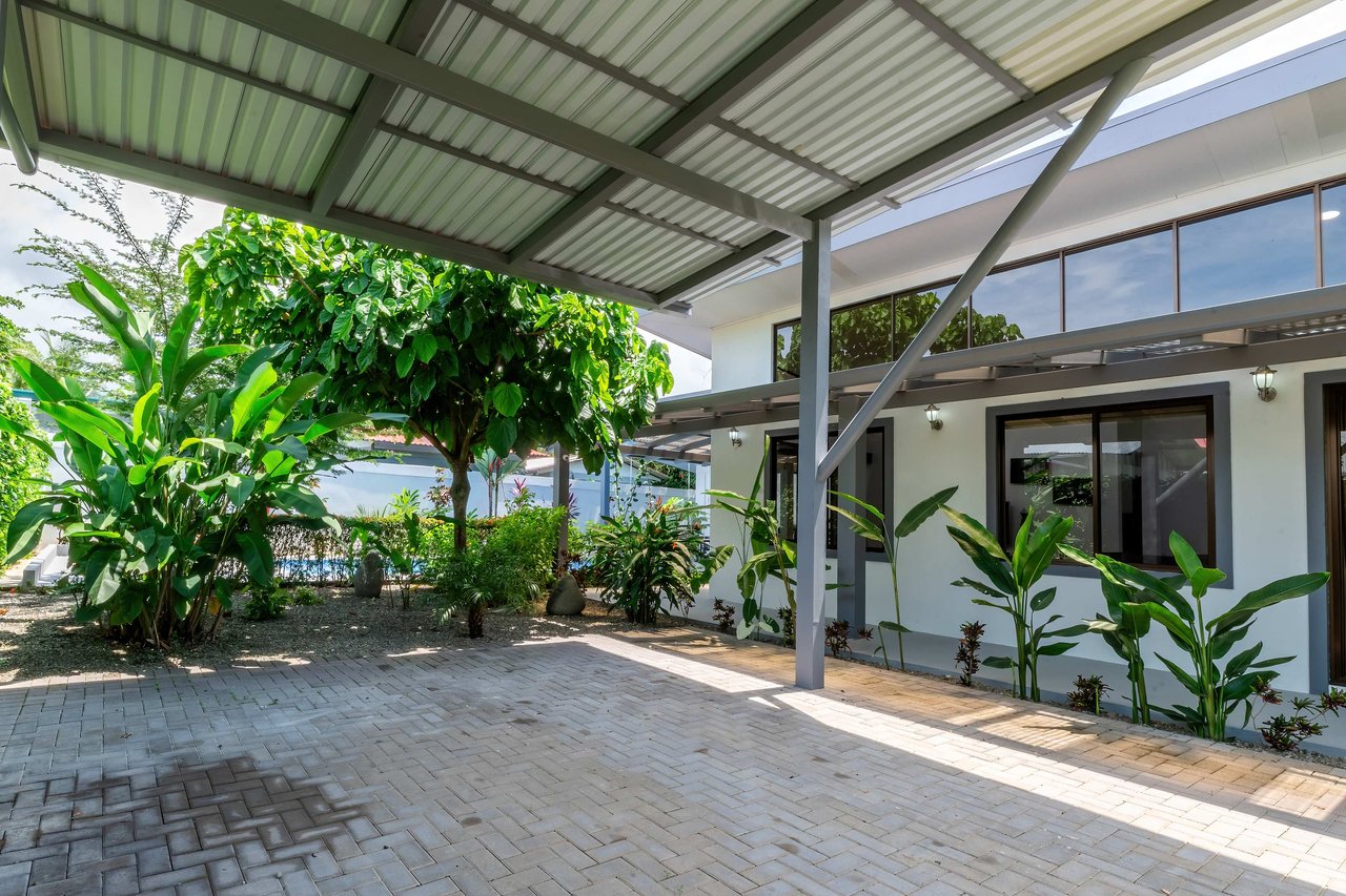 Modern 3 bed, 2 bath Villa Just minutes to the Beach!