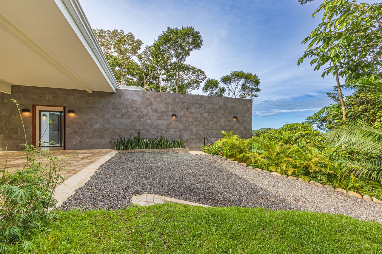 OUTSTANDING UVITA GEM, HIDDEN IN THE CANOPY WITH OCEAN AND MOUNTAIN VIEWS