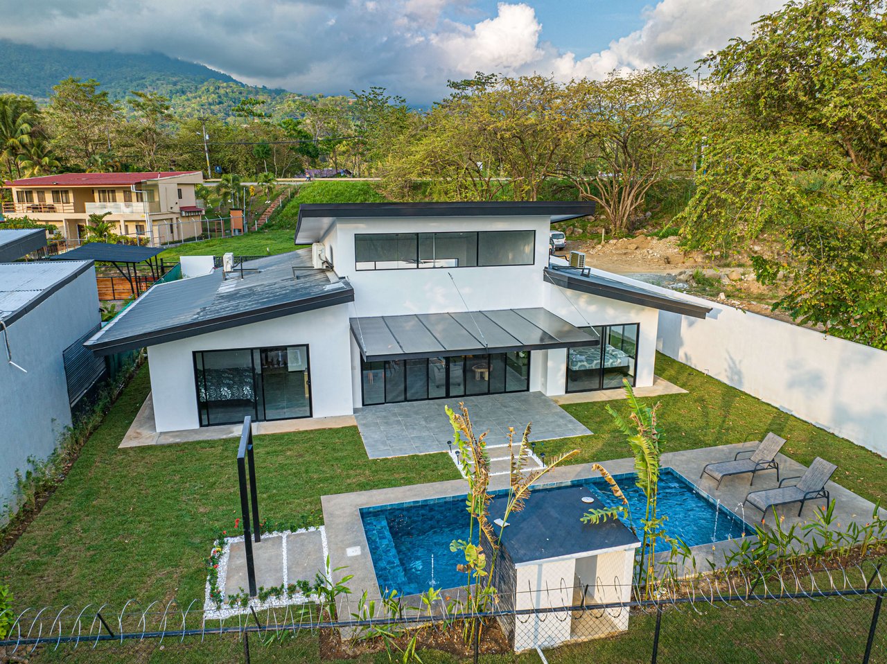 Brand new House in Uvita, 3 Bed, 2Bath. Walk to the Stores