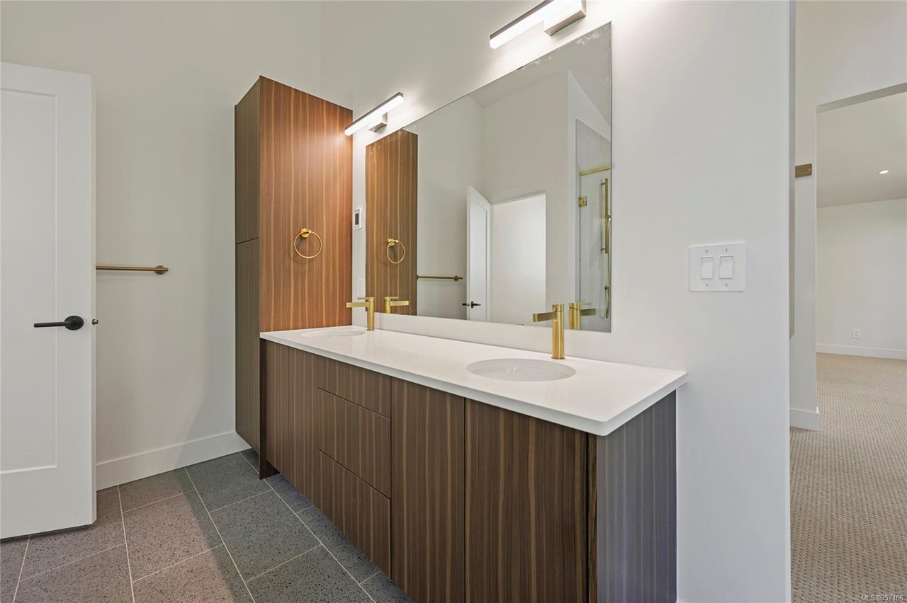 3913 Olympian Wy