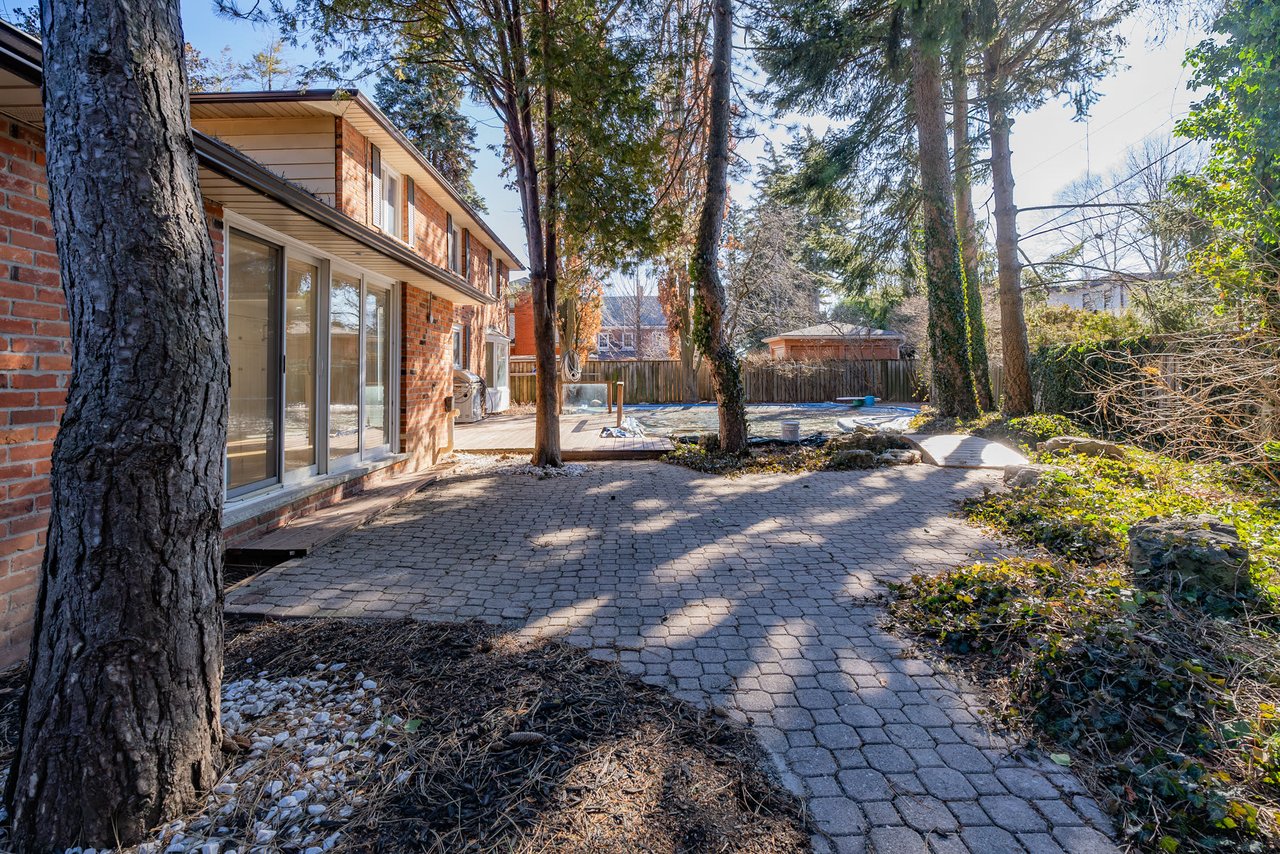 172 Nicholson Court, Burlington