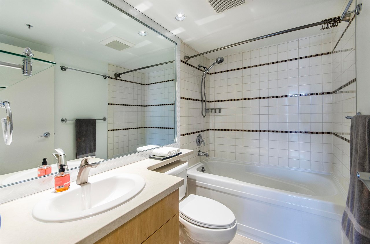 3207-1033 Marinaside Cres