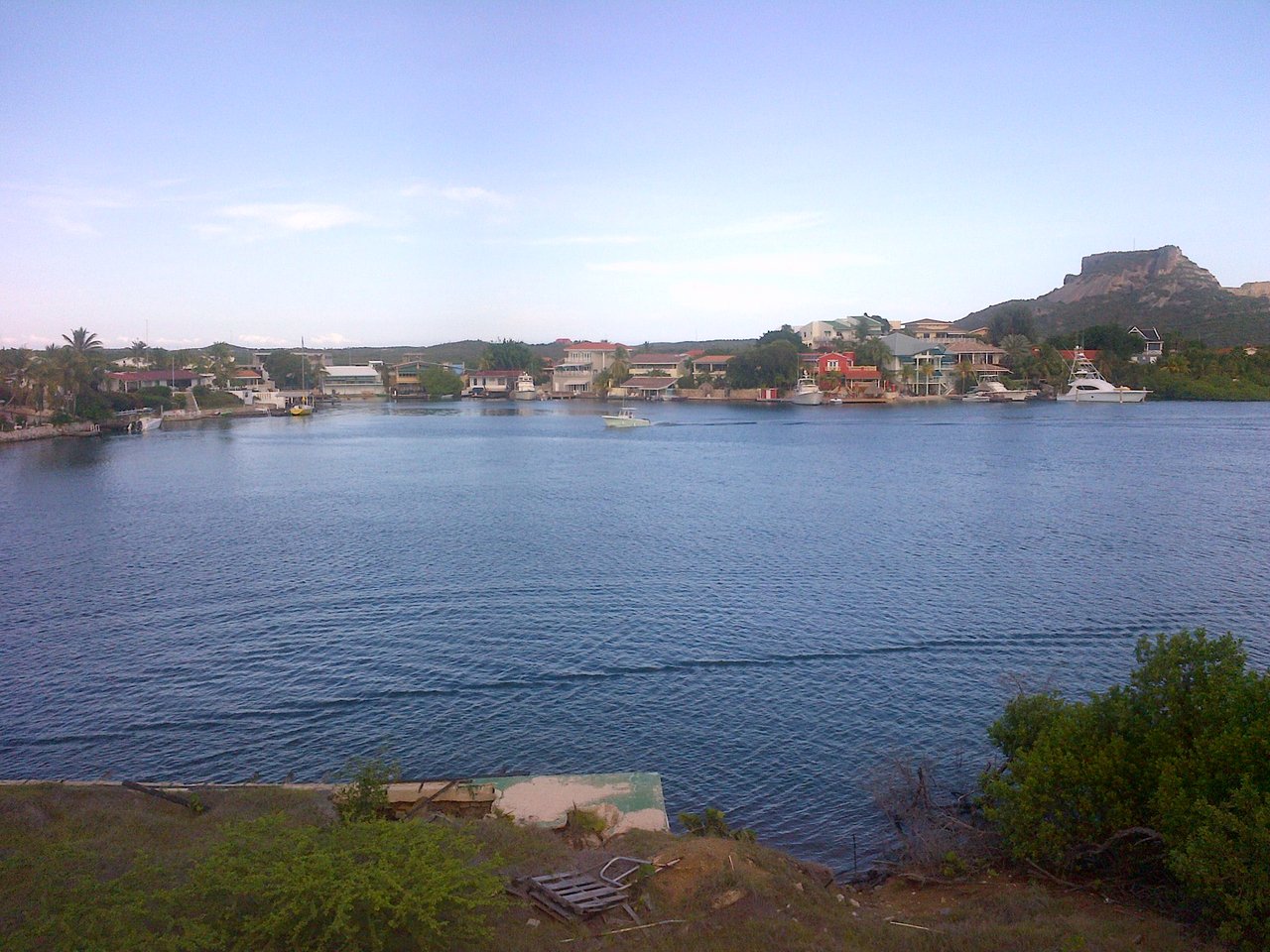 Rare waterfront peninsula land at Jan Sofat with Spanish Water access. Build your dream oasis on approx. 900 sqm lot. Approved 3-level house plan. 24/7 gated security. Seize the opportunity today! For Sale - SilverBell Realty Advisors - Curaçao