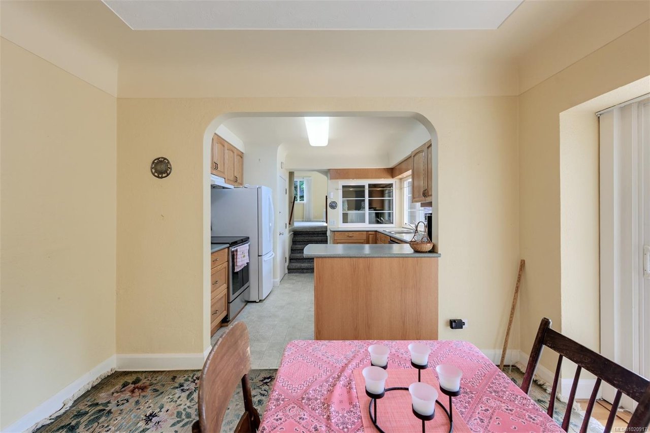 2587 MacDonald Dr