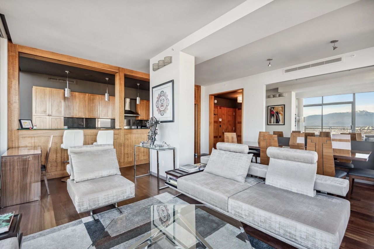 PH5-1288 W Georgia St