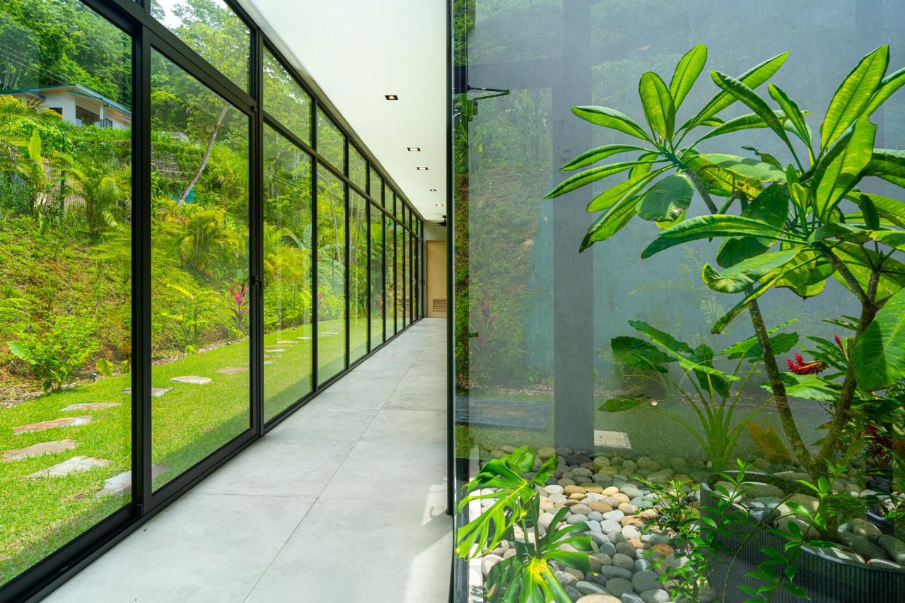 Solar Powered Ocean View Residence, Ojochal, Puntarenas